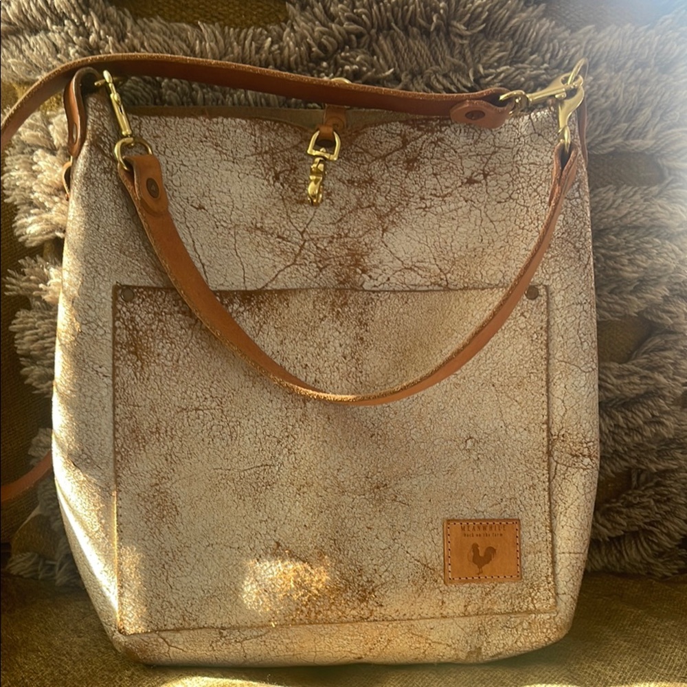 Elegant Tan Leather Shoulder Bag